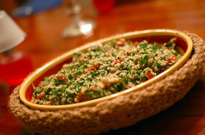 tabbouleh, salah satu dari 7 makanan populer asal lebanon